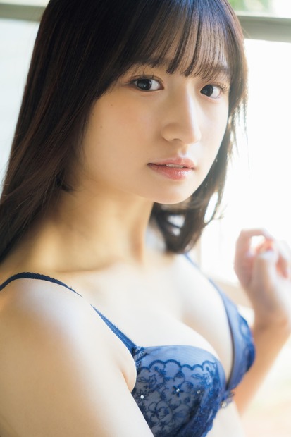 #よーよーよー・貝賀琴莉、優等生ルックの制服姿！水着姿で抜群のプロポーションも