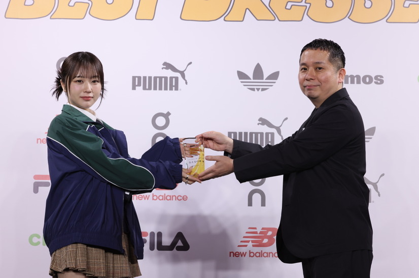 なえなの、ミニスカ美脚で登場！「スニーカーベストド レッサー賞」
