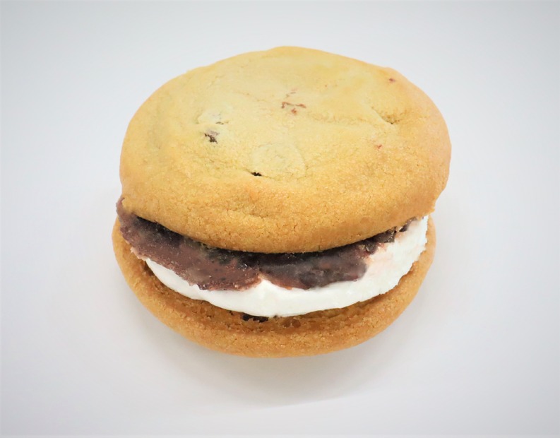 ＜榮太樓總本鋪＞コラボレーション　窯出しカントリーマアムケーキ（小豆とクリーム）