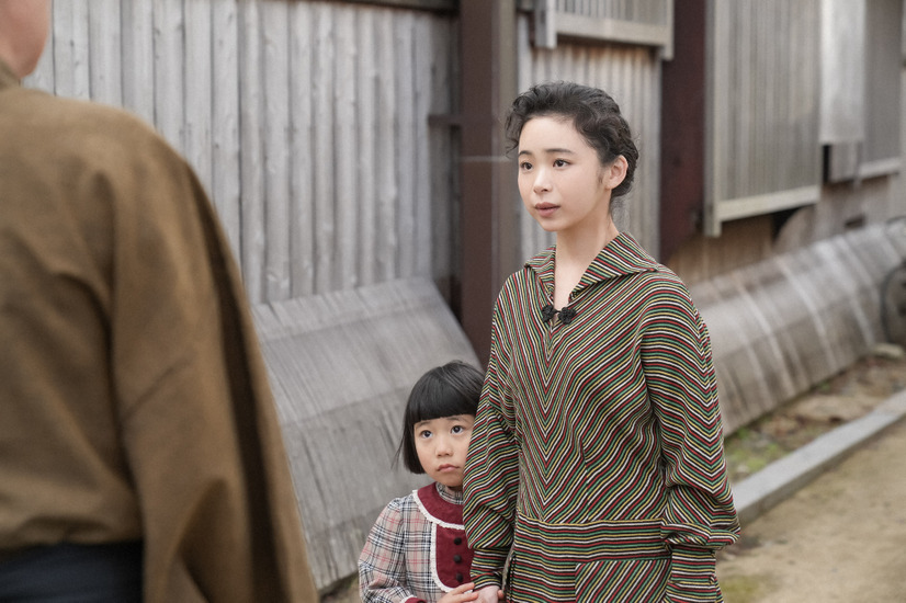 左から、花田松吉（木内義一）、愛子（小野美音）、福来スズ子（趣里）。 松吉の家・表にて。松吉に梅吉の具合を聞くスズ子。『ブギウギ』第108話（ｃ）NHK