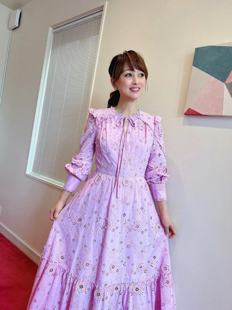 渡辺美奈代の大人可愛いピンクワンピ姿に「この可愛さは罪」の声