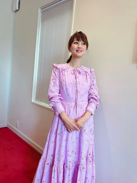 渡辺美奈代の大人可愛いピンクワンピ姿に「この可愛さは罪」の声