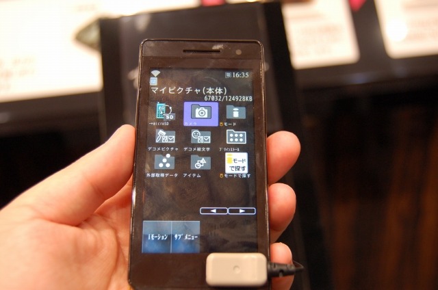 　CEATEC JAPAN 2009のNTTドコモブースでは、本物の木材を使用した携帯電話「TOUCH WOOD」試作機が展示されていた。