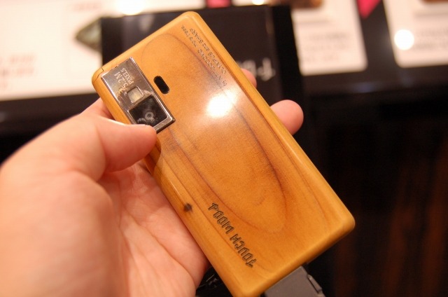 　CEATEC JAPAN 2009のNTTドコモブースでは、本物の木材を使用した携帯電話「TOUCH WOOD」試作機が展示されていた。