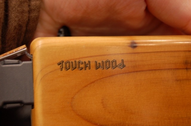 　CEATEC JAPAN 2009のNTTドコモブースでは、本物の木材を使用した携帯電話「TOUCH WOOD」試作機が展示されていた。