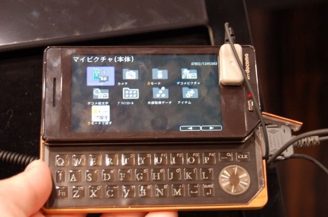 　CEATEC JAPAN 2009のNTTドコモブースでは、本物の木材を使用した携帯電話「TOUCH WOOD」試作機が展示されていた。