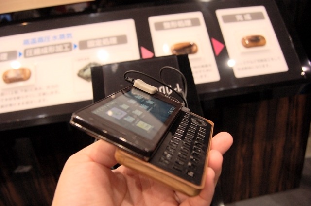 　CEATEC JAPAN 2009のNTTドコモブースでは、本物の木材を使用した携帯電話「TOUCH WOOD」試作機が展示されていた。