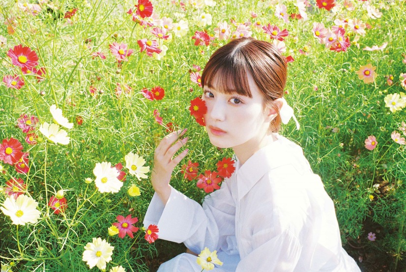 鶴嶋乃愛1stフォトエッセイ『微睡む花の様に』(東京ニュース通信社刊)