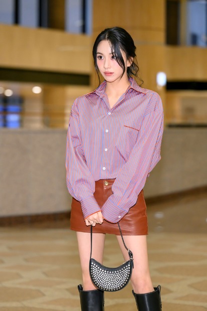 TWICE・チェヨン、マイクロミニレザースカートで抜群スタイルを披露！「さすがスタイルクイーン！」