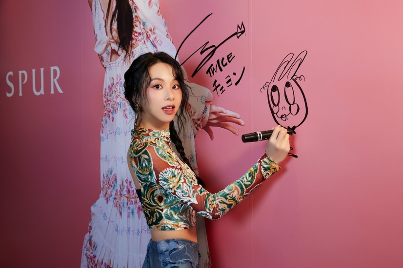 TWICE・チェヨン、『エトロ銀座本店』のフォトギャラリーを鑑賞！得意のイラストも披露「沢山の人に楽しんで欲しい」