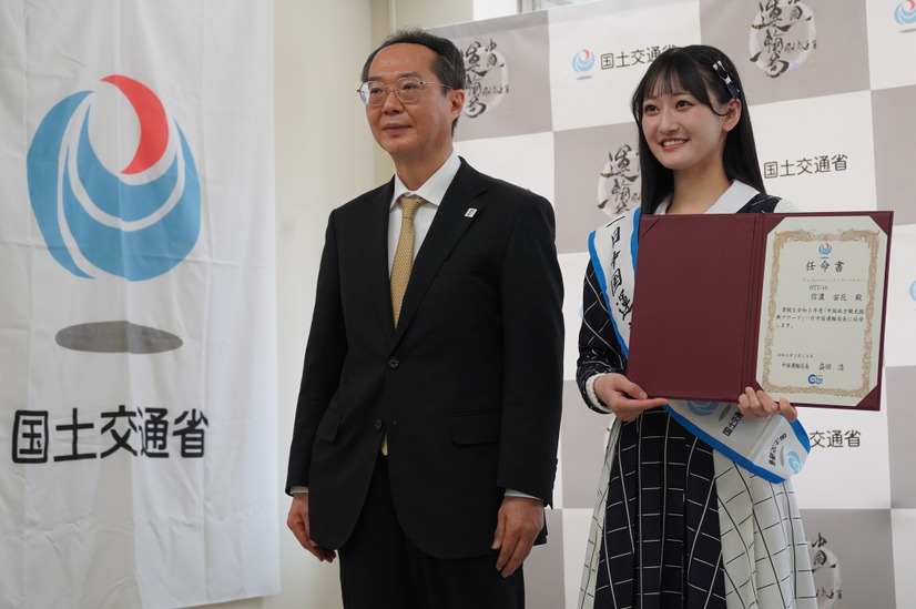 益田浩中国運輸局長と信濃宙花（C）STU