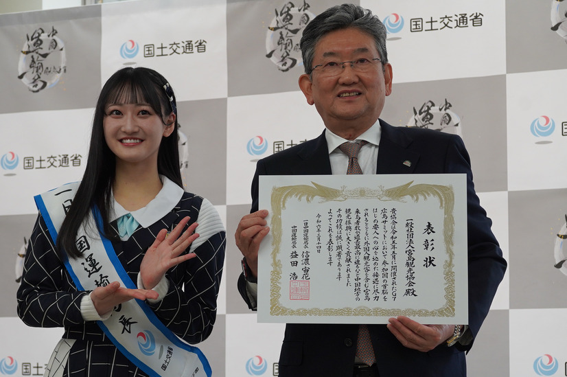 信濃宙花と「宮島環境協会」会長・中村靖富満（C）STU