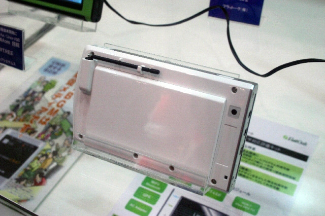PEARTREE IIの背面。アンテナはワンセグ用。5Mピクセルのカメラも内蔵している