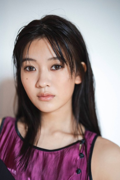 乃木坂46から可愛くてかっこいい林瑠奈、普段よりもぐっと艶やかな奥田いろはがグラビア登場