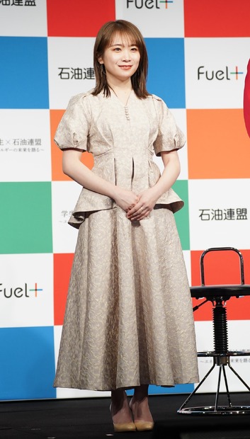 秋元真夏【写真：竹内みちまろ】