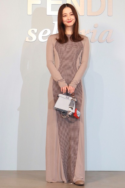 佐々木希、久々のタイトドレスに緊張!?「ピッと背筋が伸びます」