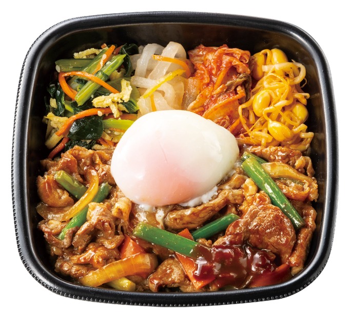 1/2日分の野菜が摂れる！温玉付き肉増し焼肉ビビンバ（肉3倍）