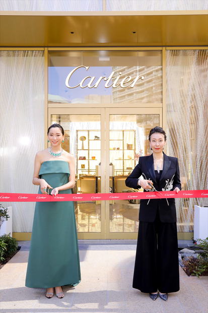 カルティエ ジャパン プレジデント&CEOの宮地純氏と共にテープカットを行う杏（C）Cartier