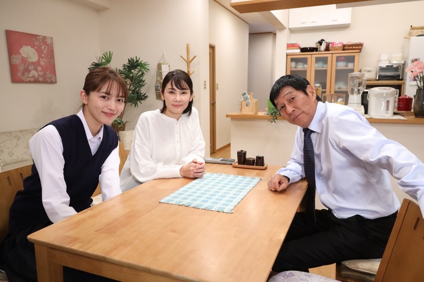 左から）川口春奈、吉田羊、明石家さんま（C）フジテレビ