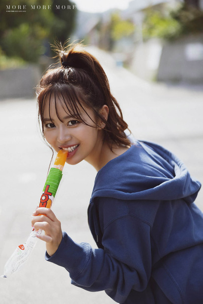 『井口裕香 写真集 MORE MORE MORE』　（C)KADOKAWA