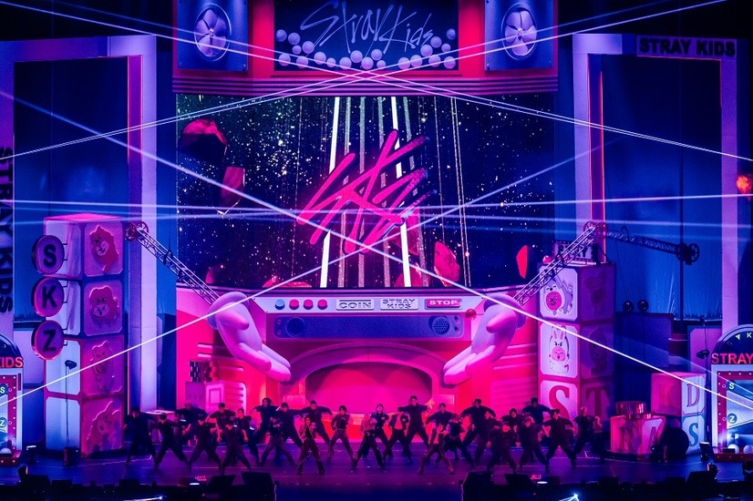 Stray Kids、初の日本オフラインファンイベントがスタート！新曲初披露に約9万人が熱狂「スキズはいつもSTAYを愛しています」