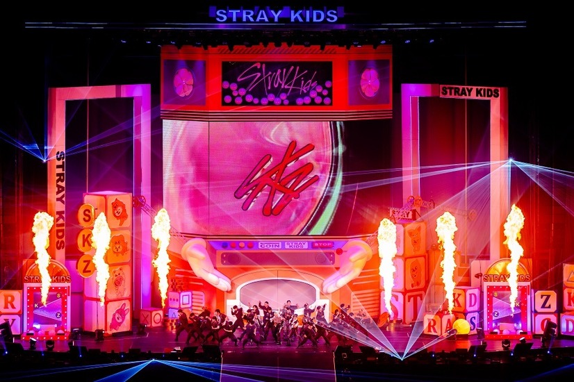 Stray Kids、初の日本オフラインファンイベントがスタート！新曲初披露に約9万人が熱狂「スキズはいつもSTAYを愛しています」