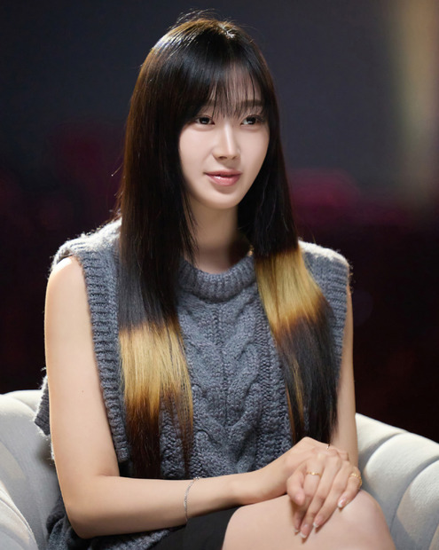 インタビュー中の場面写真（GISELLE）　© 2024 SM ENTERTAINMENT CO., Ltd. All Rights Reserved.
