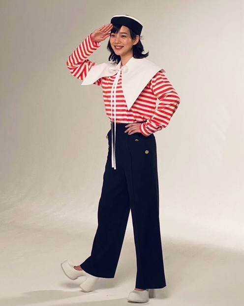 のん、マリンルックで撮影を楽しむ姿公開でファン歓喜