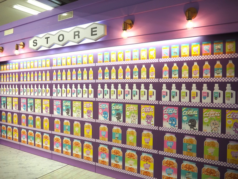グッズコーナーのフォトウォール【撮影：山田】