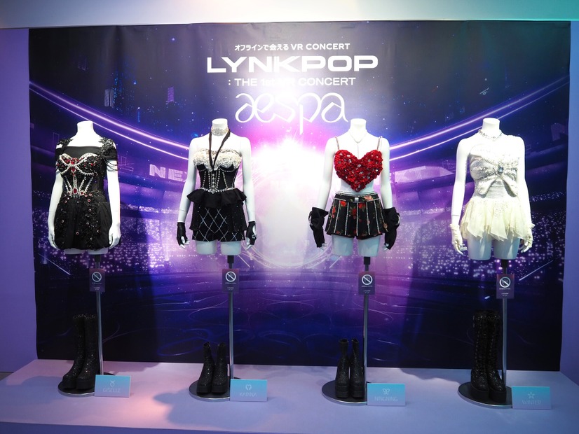 「LYNK-POP : THE 1st VR CONCERT aespa」で展示された衣装【撮影：山田】