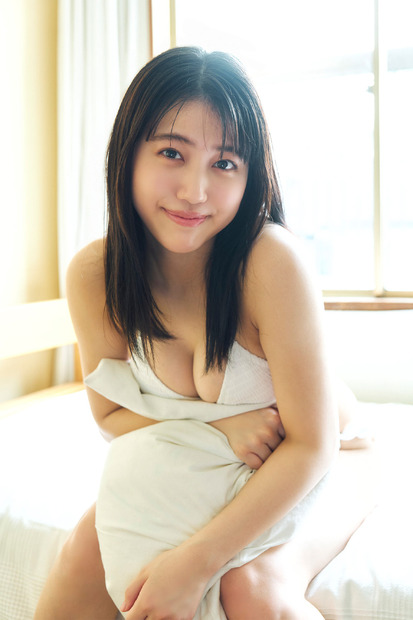 “ミスマガジン2021”和泉芳怜の「秘密の一コマ」　漫画家姿から一転純白ビキニに...
