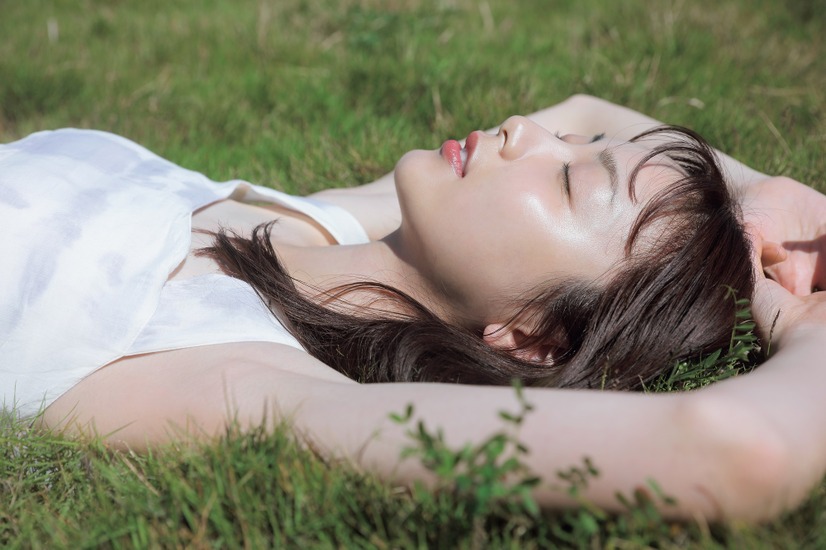 フジテレビ佐久間みなみアナ、美背中初披露のフォトブック発売