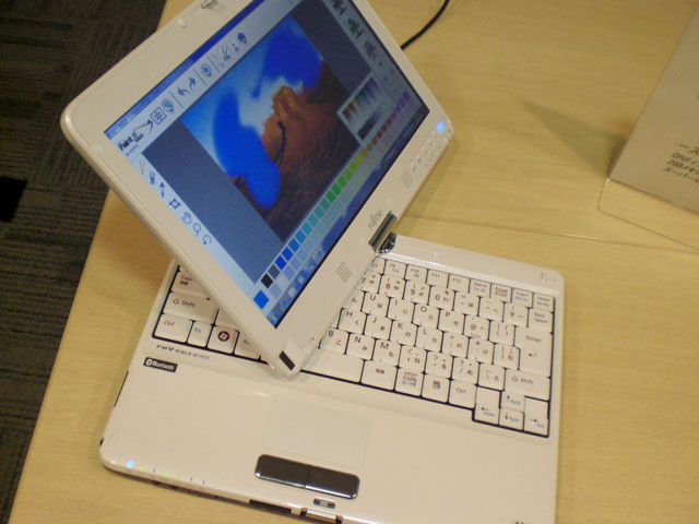 　富士通は13日、MTシリーズの新製品として、Windows 7 Home Premiumを搭載しタッチ機能に対応したタブレット型パソコン「MT/E50」を発表した。