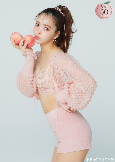 「ナイスバディ桃ヒップショーツ」を着用する藤田ニコル