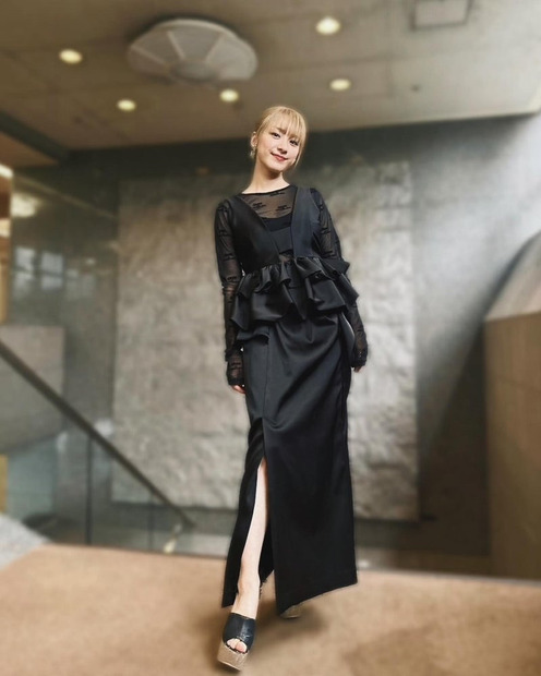 平祐奈、金髪×モード系オールブラックコーデ姿に歓喜の声