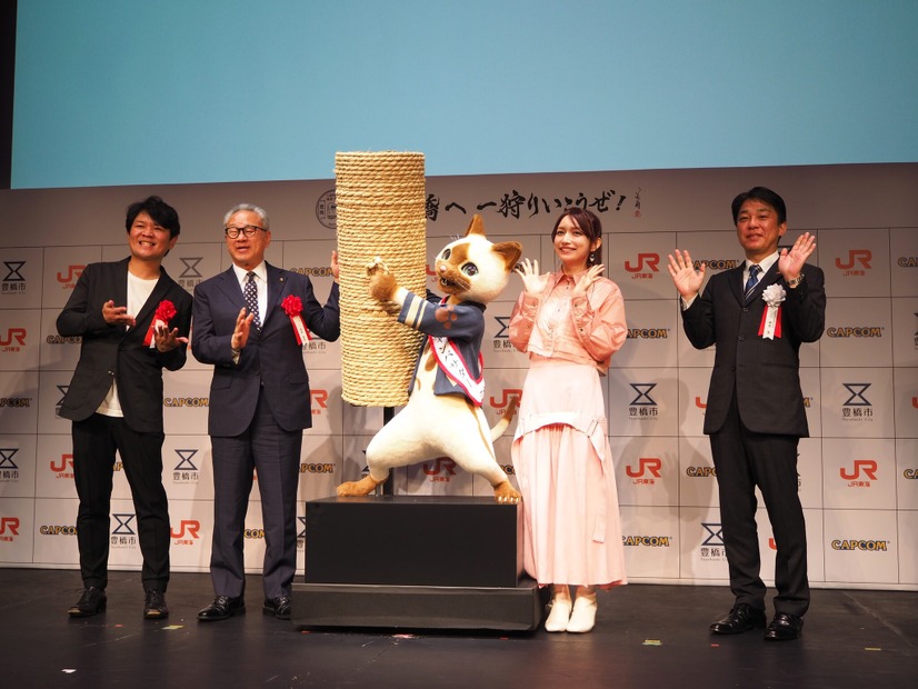「豊橋へ一狩りいこうぜ！」オープニングセレモニー／（左から）カプコン・辻本良三プロデューサー、浅井由崇豊橋市長、後藤真希、JR東海・榊原篤執行役員【撮影／山田】