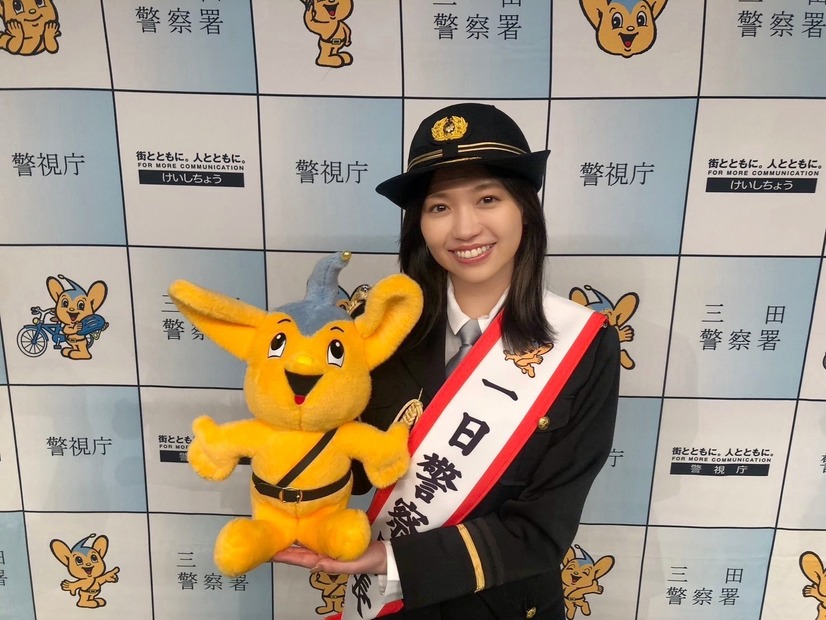三田警察署の一日警察署長に就任した大原優乃
