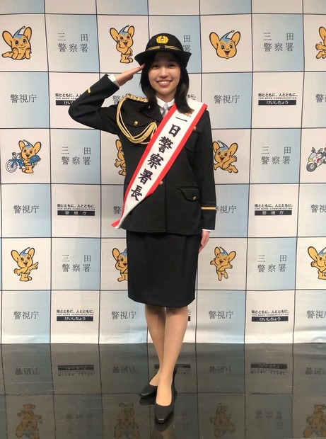 三田警察署の一日警察署長に就任した大原優乃