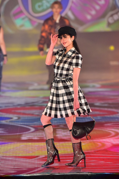 Taki、黒髪・パッツン前髪で雰囲気ガラリ！