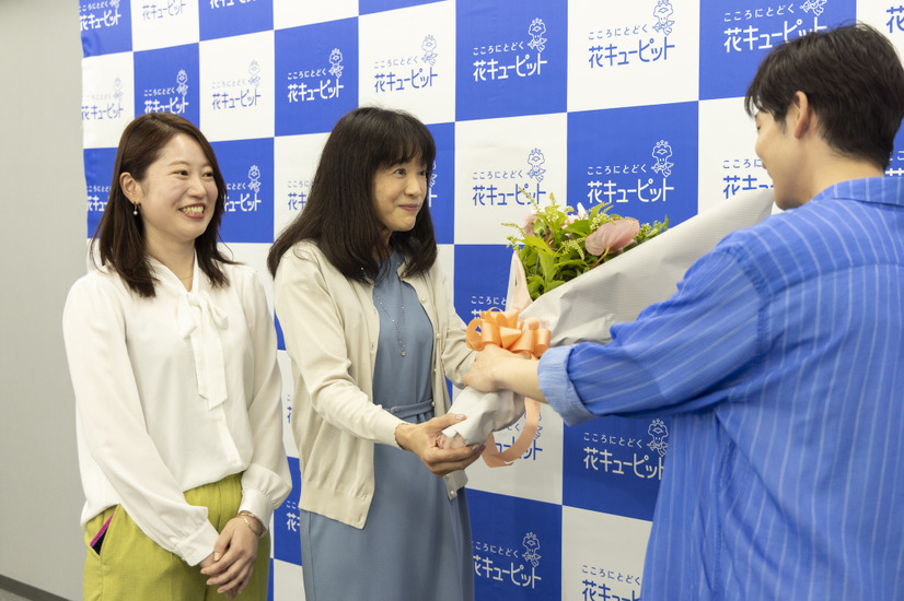松下洸平が直接花を手渡し！母の日キャンペーンに参加