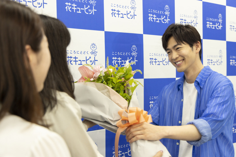 松下洸平が直接花を手渡し！母の日キャンペーンに参加