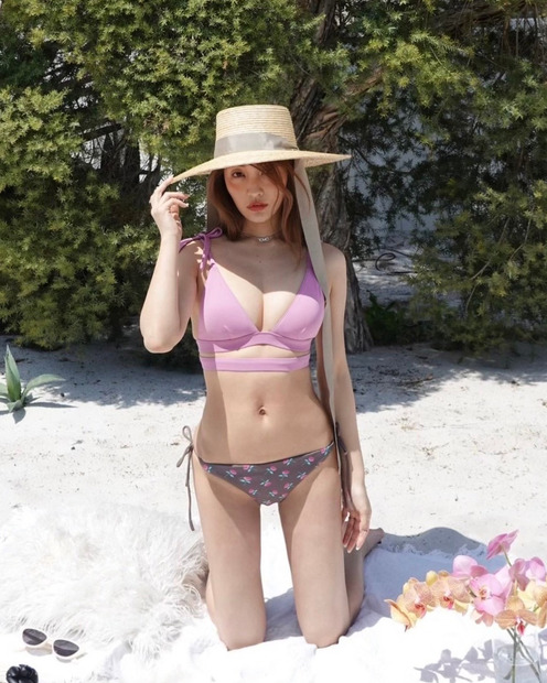板野友美　Rosy luce×ALEXIA STAMコラボレーションアイテムのビジュアル