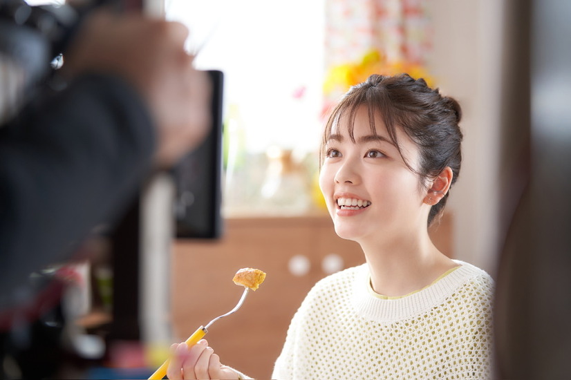 小芝風花、ドラえもんと共演のCMで豪快な食べっぷり！