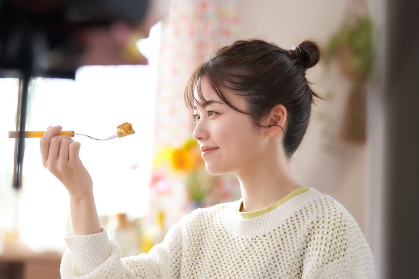 小芝風花、ドラえもんと共演のCMで豪快な食べっぷり！