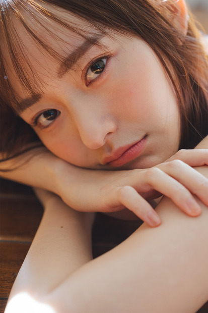 高崎かなみ、“新人バイト”に扮して艶めかしい姿！