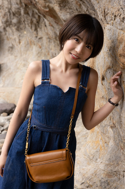 佐々木萌香が温泉地でセクシーショット！デジタル写真集の誌面カット公開