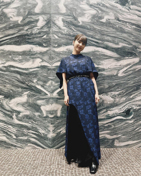 平祐奈、舞台あいさつオフショ公開！「シックで大人の女感たっぷり」「美しい」の声