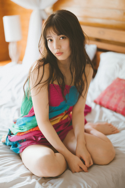 (C)「黒嵜菜々子1st写真集 おとななこ。おさななこ。」（東京ニュース通信社刊）