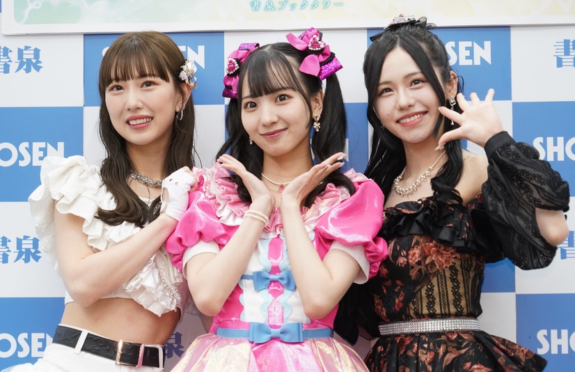 熊崎晴香、末永桜花、佐藤佳穂【写真：竹内みちまろ】