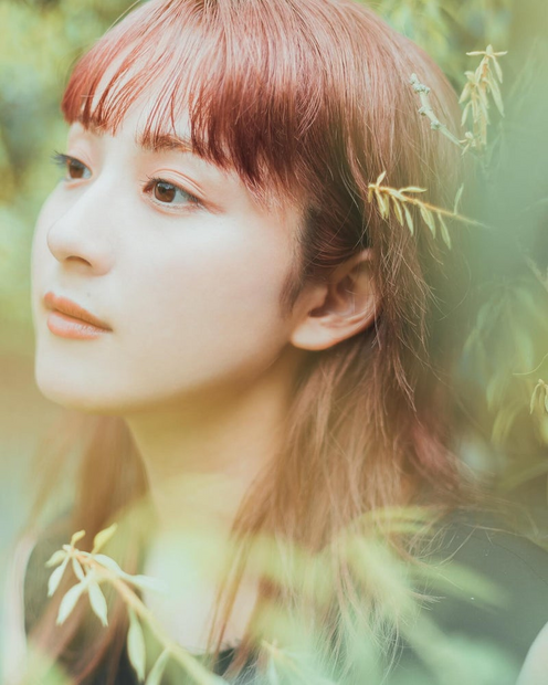 平祐奈、赤毛ヘアショットを披露！　「きれい」「美人さん」の声